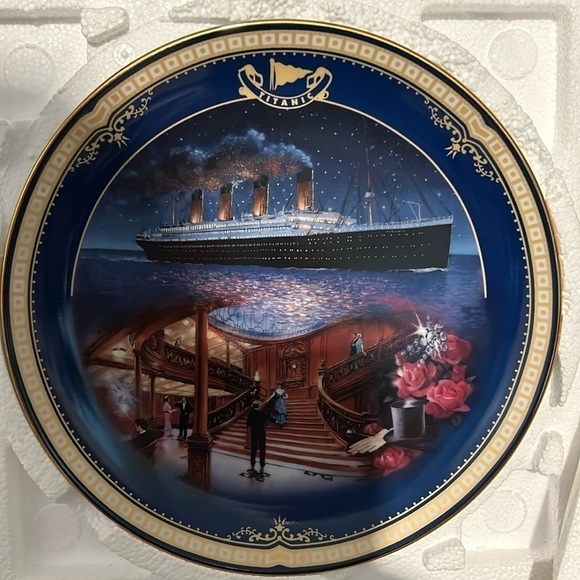 The Bradford Exchange Titanic “The Grand Staircase” hard-fire porcelain plate - Picture 1 of 3